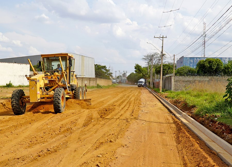 Após drenagem, rua no distrito industrial João Batista Caruso ganha asfalto novo