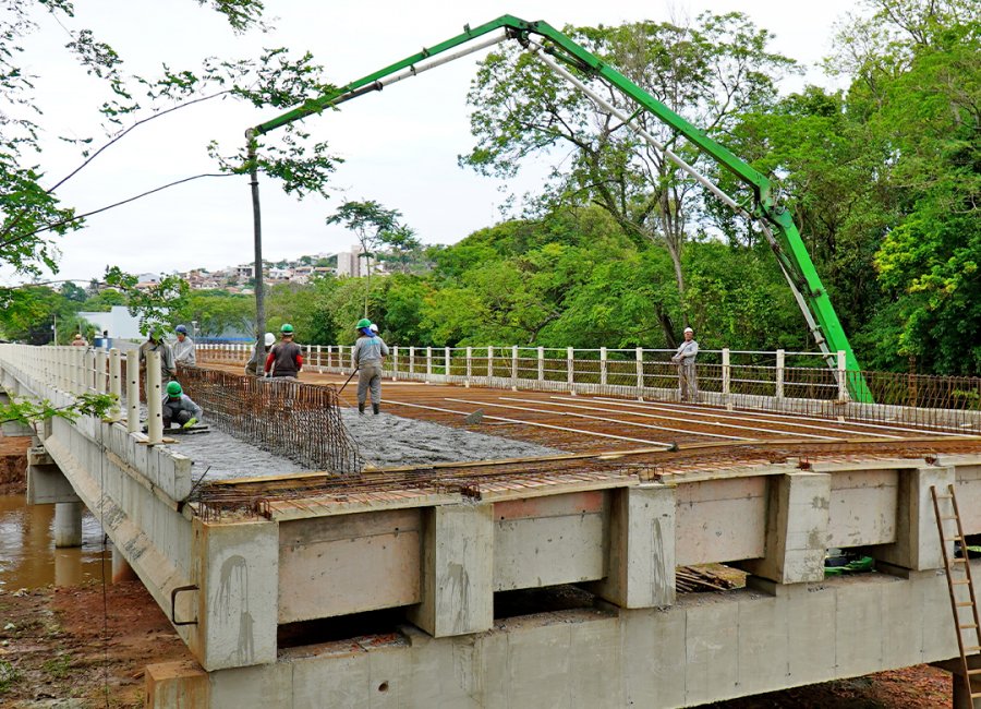 Iniciados os serviços de concretagem da laje estrutural da nova ponte da Avenida Brasil