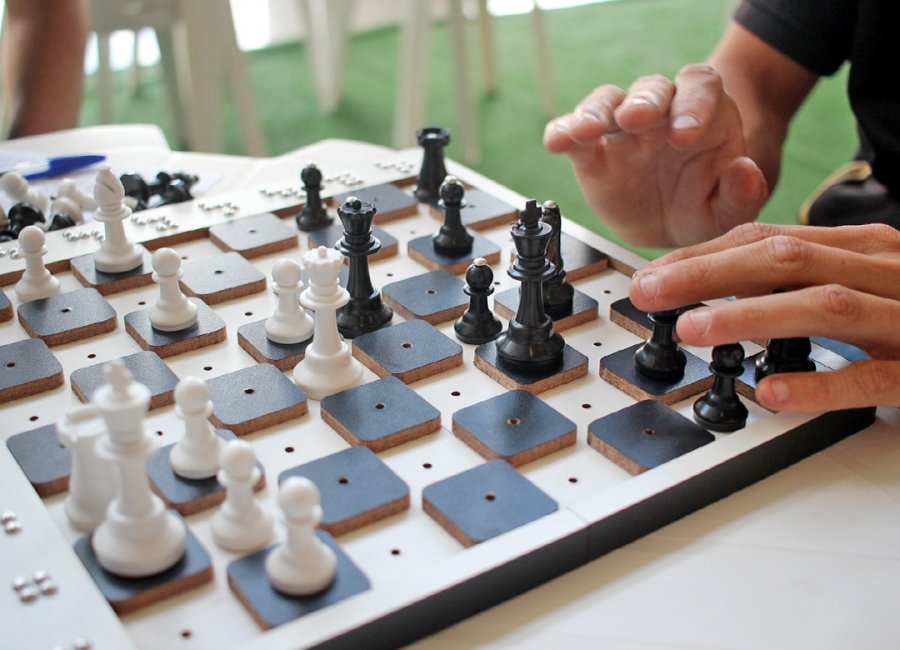 Crianças Que Se Movem à Mão Enquanto Fazem Torneio. Peças De Xadrez No  Tabuleiro De Xadrez Foto de Stock - Imagem de preto, cavaleiro: 197375156