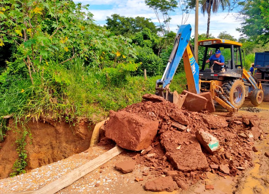 Equipe realiza manutenção em pontos críticos das estradas rurais de Mogi Guaçu