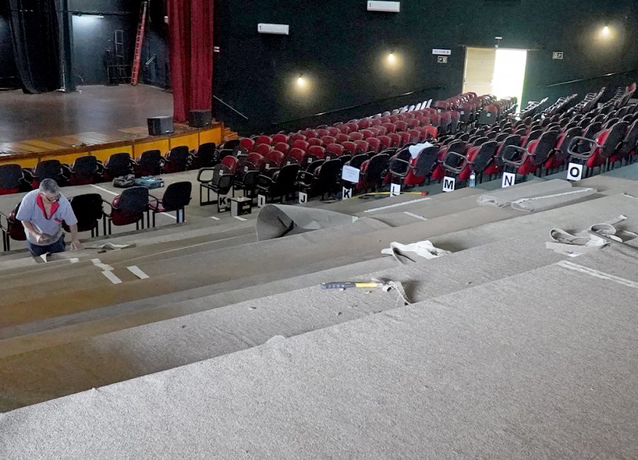 Secretaria de Cultura realiza troca de carpete do piso do Teatro Tupec
