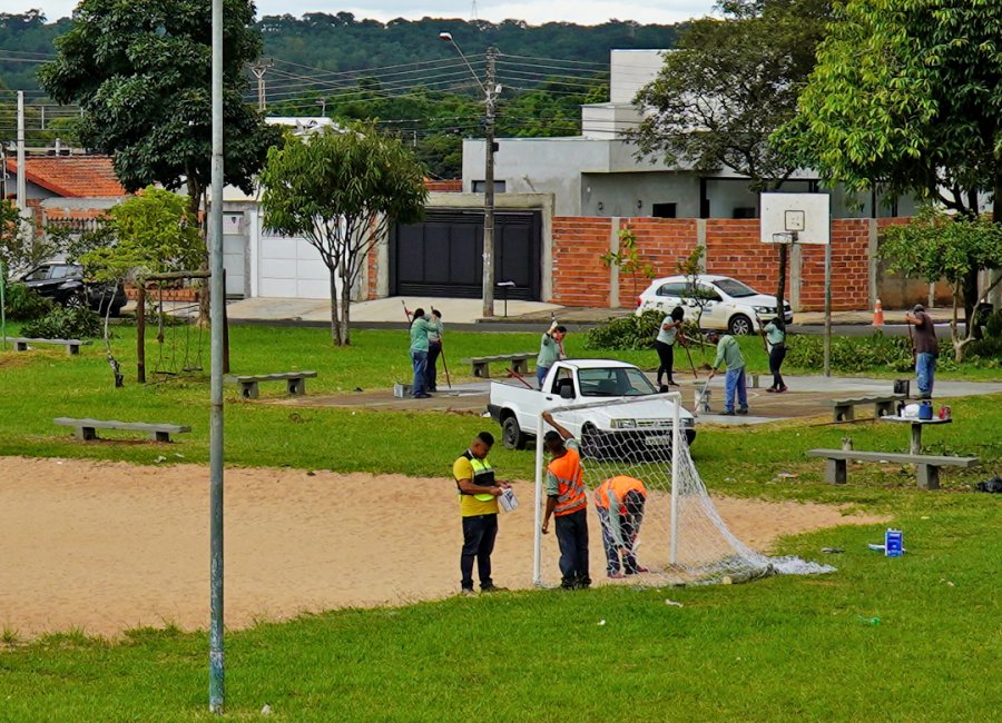 Mutirão de limpeza e manutenção acontece na Praça do Jardim Igaçaba