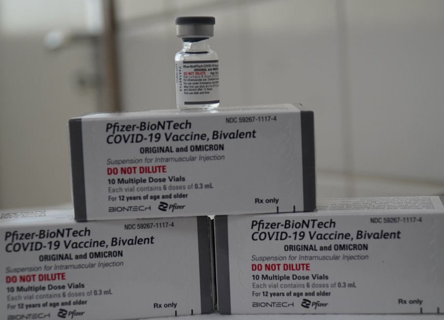 239 doses da Pfizer Bivalente são aplicadas no primeiro dia de imunização de idosos acima de 60 anos 