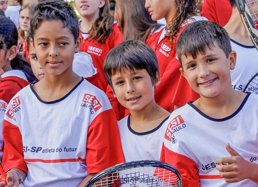 Sesi abre inscrições para aulas gratuitas de tênis de quadra para crianças e adolescentes entre 7 e 15 anos