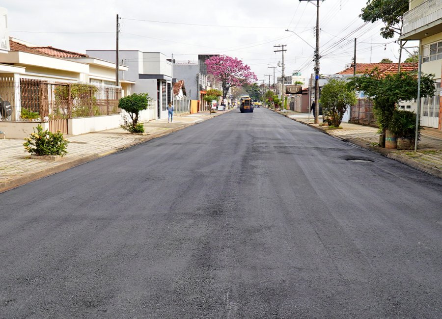 Prefeitura finaliza recapeamento em ruas da Vila Júlia; pacote já efetuou mais de 9 km de novo asfalto