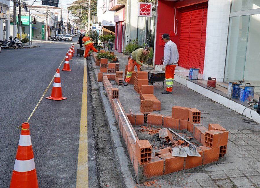 Revitalização: novos canteiros começam a ser instalados na Rua Chico de Paula 