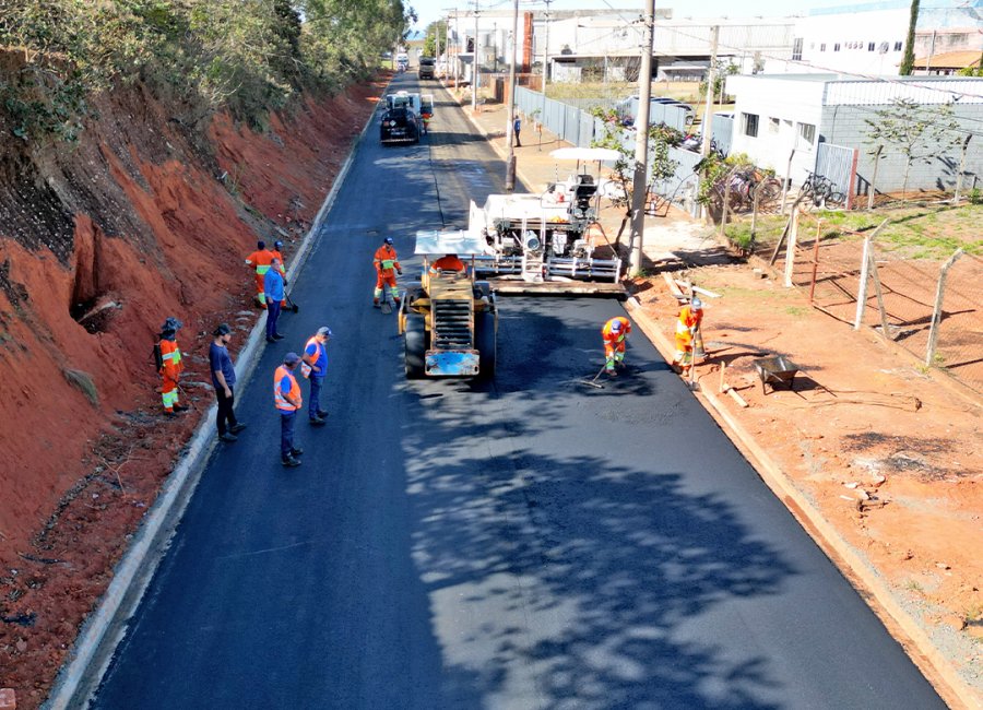 Rua do Distrito Industrial Mogi Guaçu começa a receber asfalto novo
