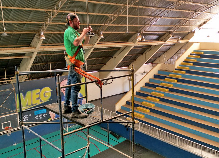 Quadra do ginásio poliesportivo do Furno recebe nova iluminação em LED