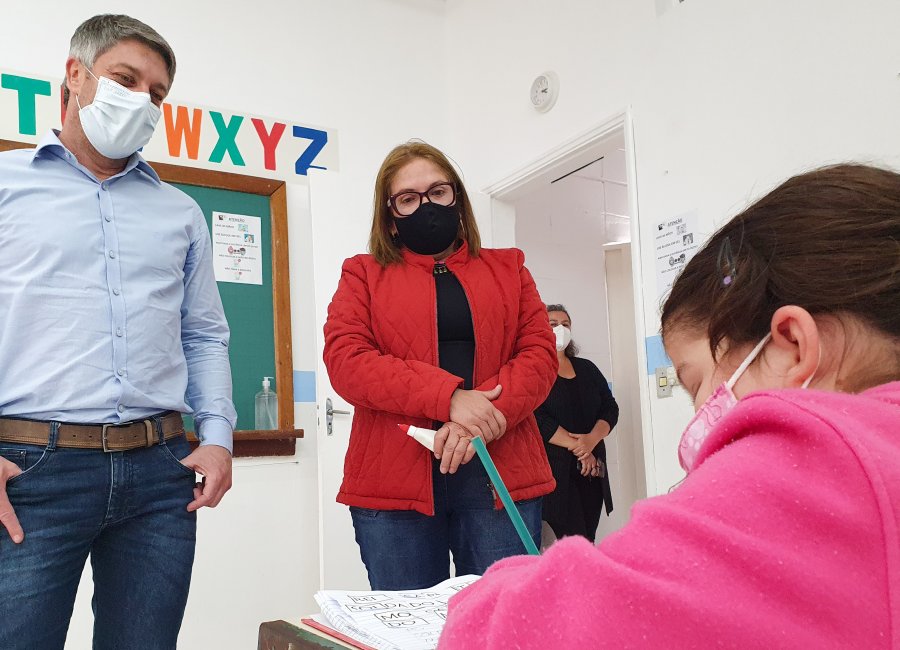 Prefeito visita escola no Novo Itacolomy para acompanhar retorno presencial às aulas