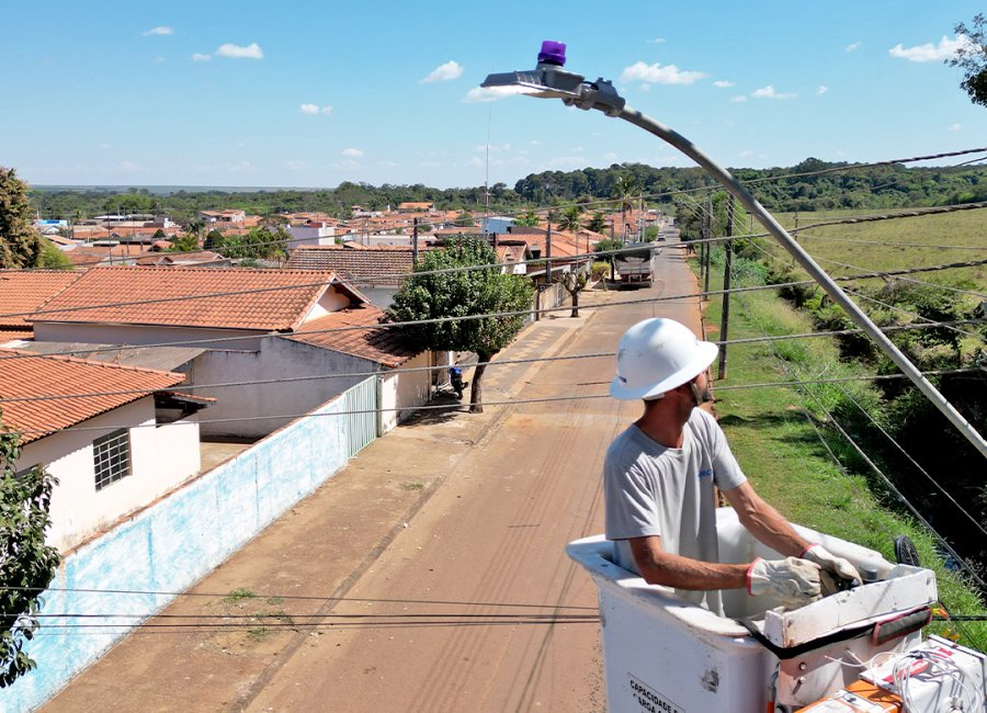Distrito de Martinho Prado recebe serviço de troca de lâmpadas convencionais por luminárias em LED