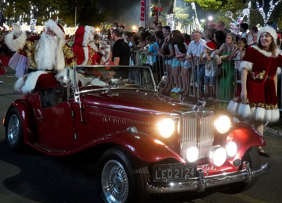 Natal Encantado: Milhares de pessoas acompanham a Parada de Natal no Parque dos Ingás