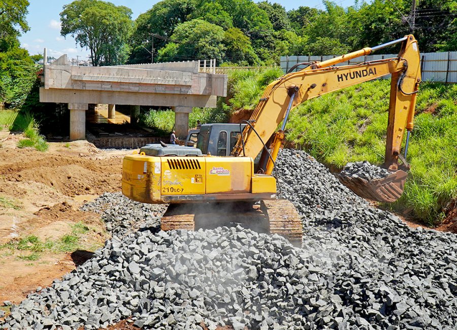 Iniciada a construção de estrutura de gabiões da cabeceira da nova ponte da Avenida Brasil