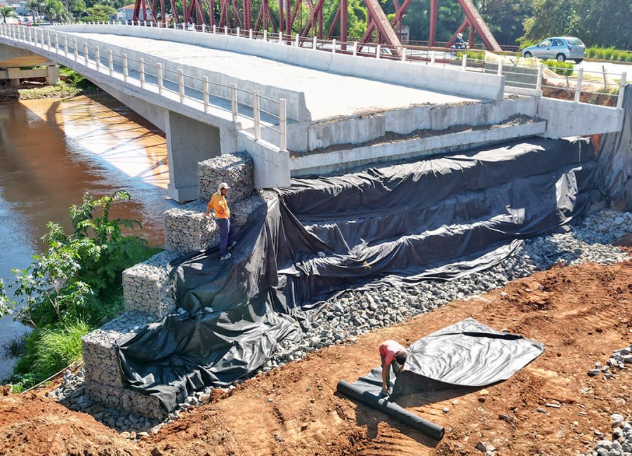 Margem direita da nova ponte da Trabalhadores recebe estrutura de muro de gabiões