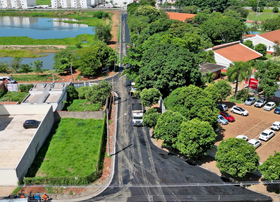 Obra de infraestrutura urbana prossegue na Rua Tarquinio dos Santos com instalação de pavimentação asfáltica