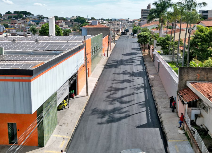 Rua Antônio Emanuel Miachon recebe novo asfalto e rampas de acessibilidade 