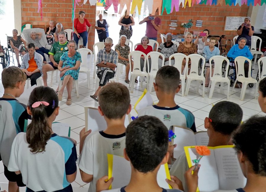 26 estudantes da rede municipal visitam idosos em casa de repouso na Chácaras Alvorada 
