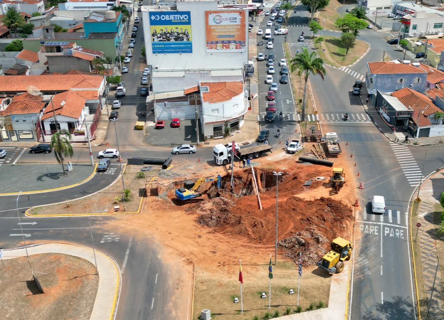 Reparo no emissário de esgoto na Avenida dos Trabalhadores altera o trânsito da região 