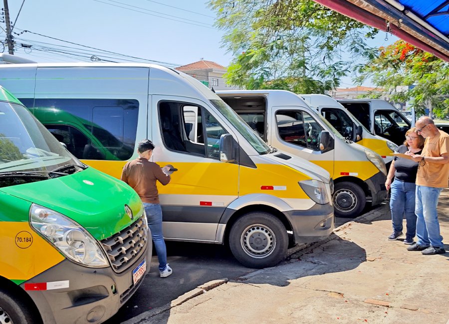 Vans do transporte escolar passam por vistoria de segurança