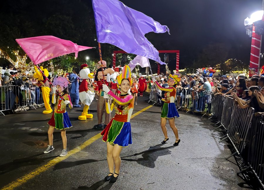 Parada de Natal encanta público no Parque dos Ingás 