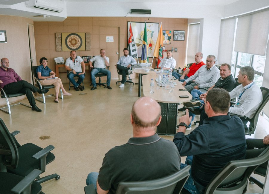 Rodrigo Falsetti se reúne com representantes da Caixa para discutir construção de 300 moradias no município