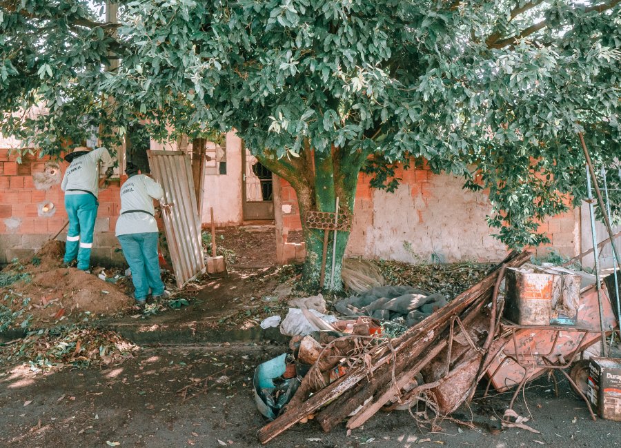 Equipes limpam imóvel em estado de abandono no Igaçaba 