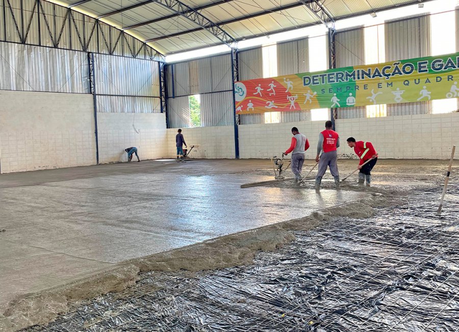 Quadra do Centro Esportivo de Martinho Prado recebe instalação do novo piso de concreto