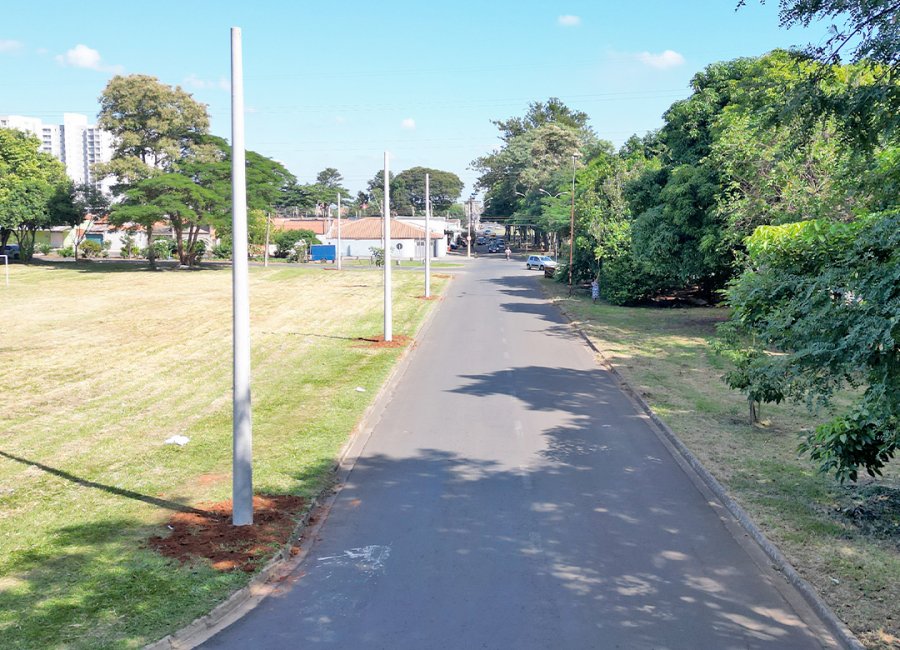 Prefeitura instala 26 novos postes de iluminação em LED no Jardim Esplanada