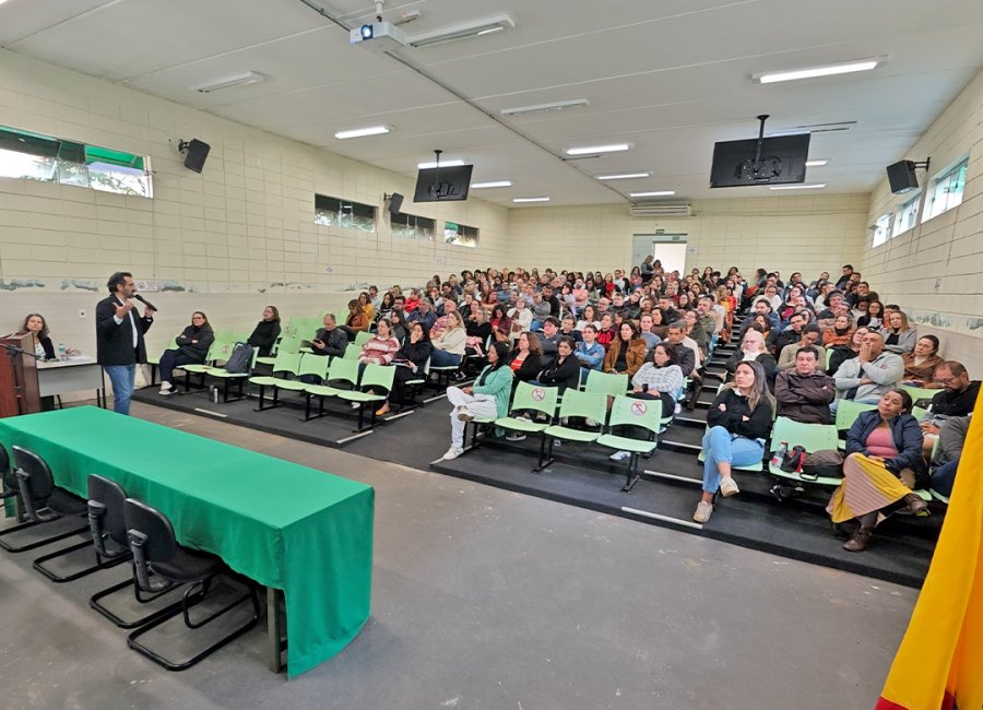 Formação reúne mais de 320 servidores da Educação no auditório da Franco Montoro 