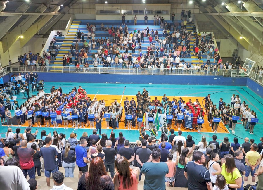 Abertura dos Jogos Escolares Municipais reúne 1,5 mil pessoas no Furno