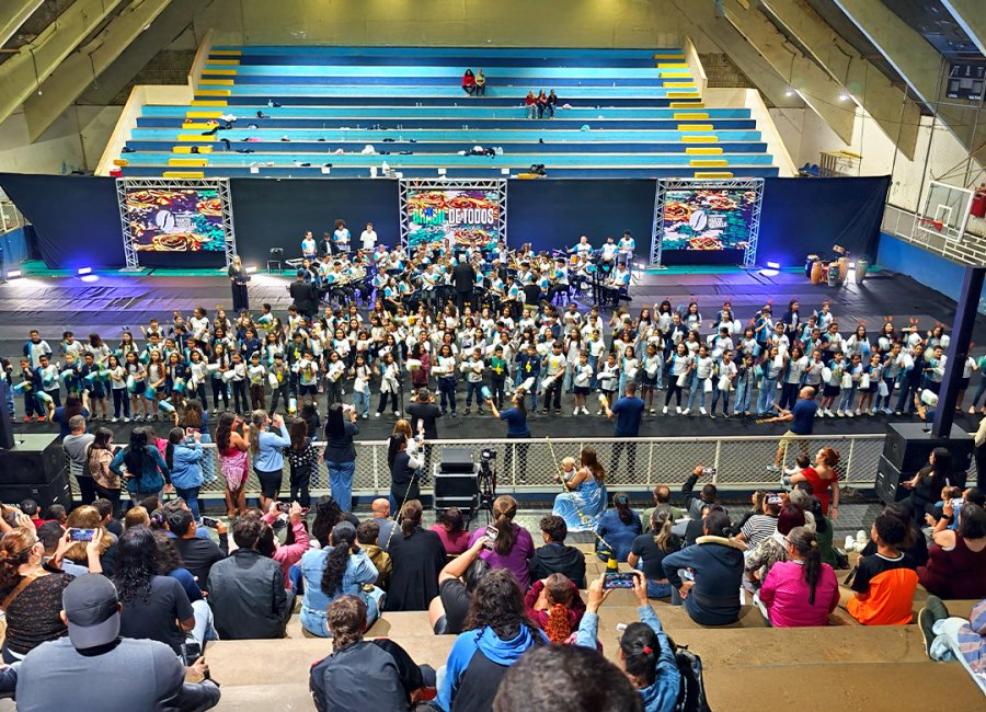 250 estudantes e Banda Sinfônica participam de espetáculo musical Brasil de todos os sons