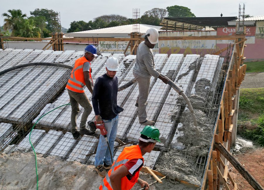 Iniciada a concretagem de parte da arquibancada do Estádio do Camacho