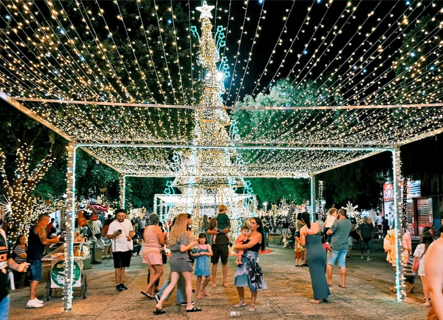 Papai Noel é recepcionado por crianças na Praça do Recanto no Acender das Luzes 