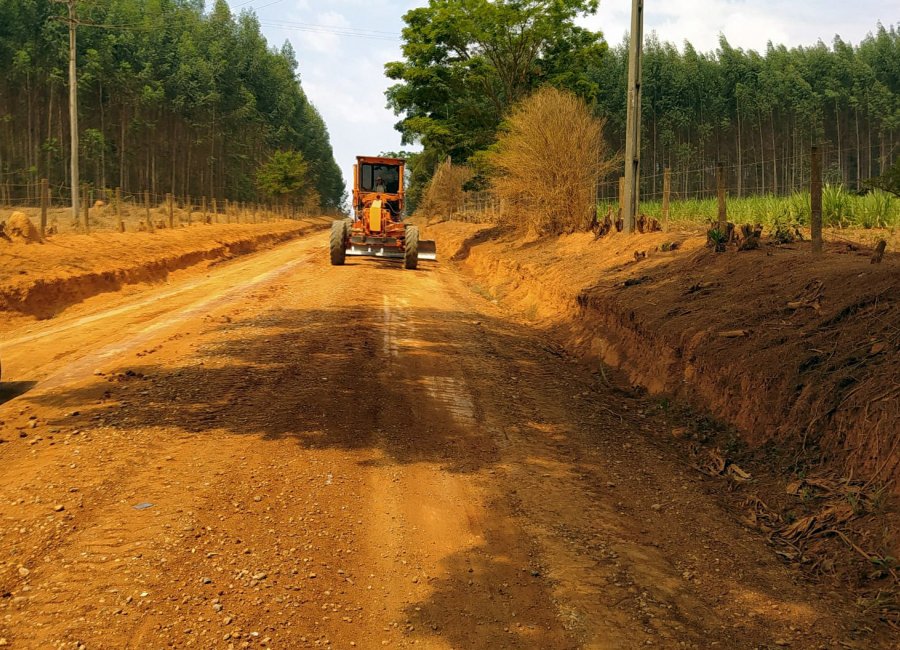 Obras realiza melhorias nas estradas rurais do munícipio