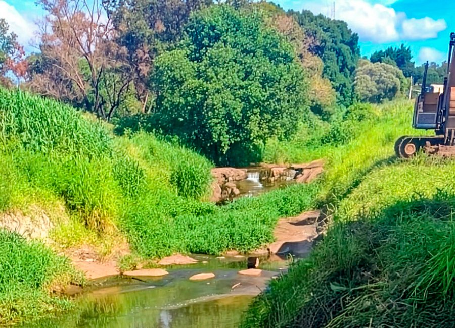 Prefeitura realiza limpeza do Córrego Cantagalo para prevenir enchentes