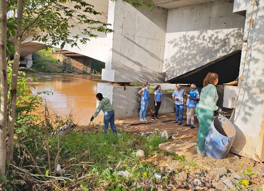 Equipes realizam abordagem social e limpeza sob nova ponte da Avenida dos Trabalhadores
