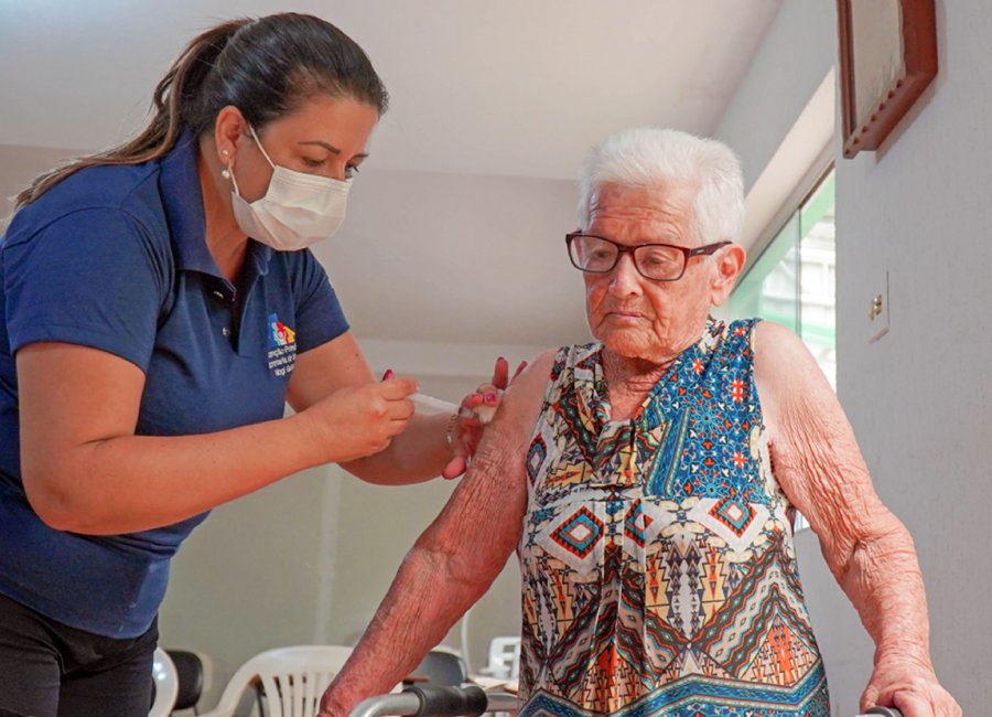 Saúde inicia imunização de idosos com mais de 85 anos na próxima segunda