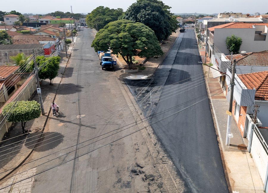 Ruas João de Souza Godoy e Emília Zaneti de Almeida, no Parque Cidade Nova, recebem manutenção asfáltica