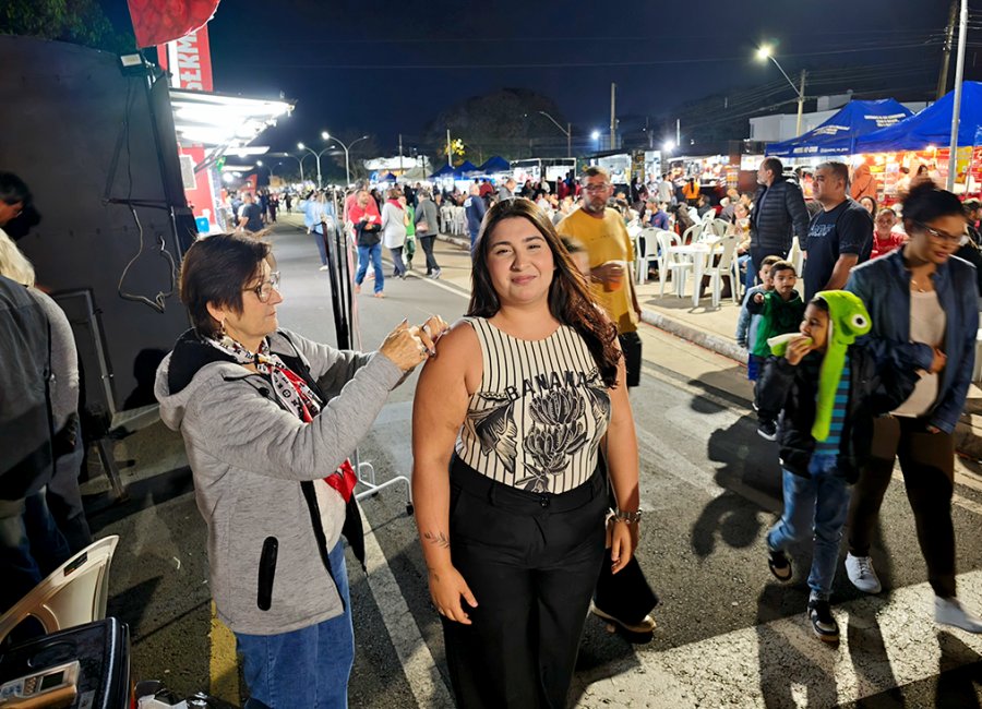 Saúde aplica quase 200 doses contra a gripe na primeira noite de imunização na Feira Noturna