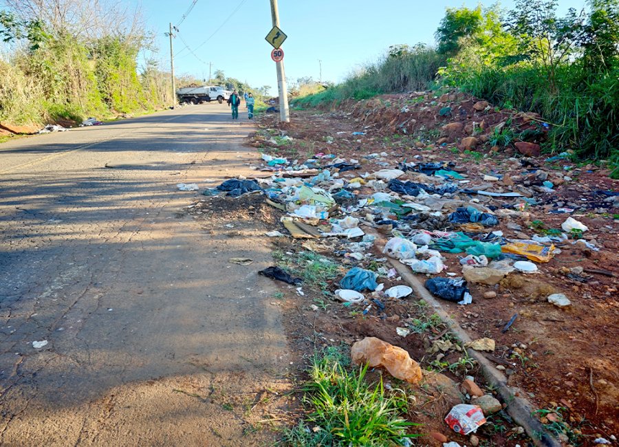Equipes da Prefeitura voltam a limpar estrada municipal e situação chama atenção       