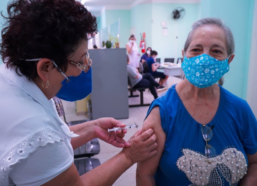 Saúde realiza nesta quinta agendamento de vacinação para moradores a partir de 68 anos