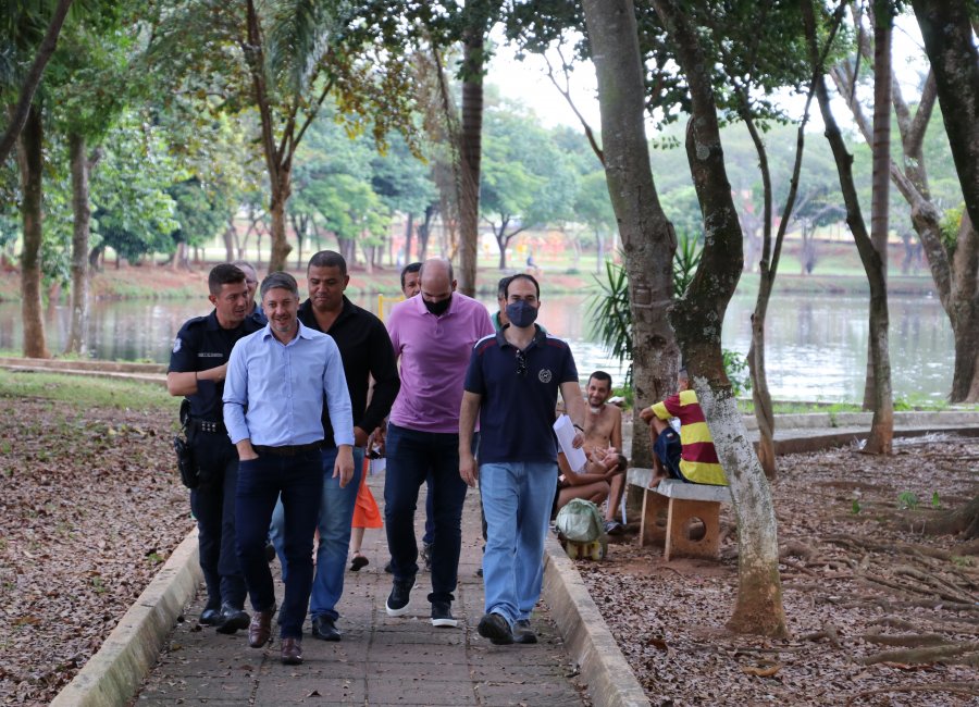 Prefeito e equipe visitam Jardim dos Lagos para levantamento de prioridades 
