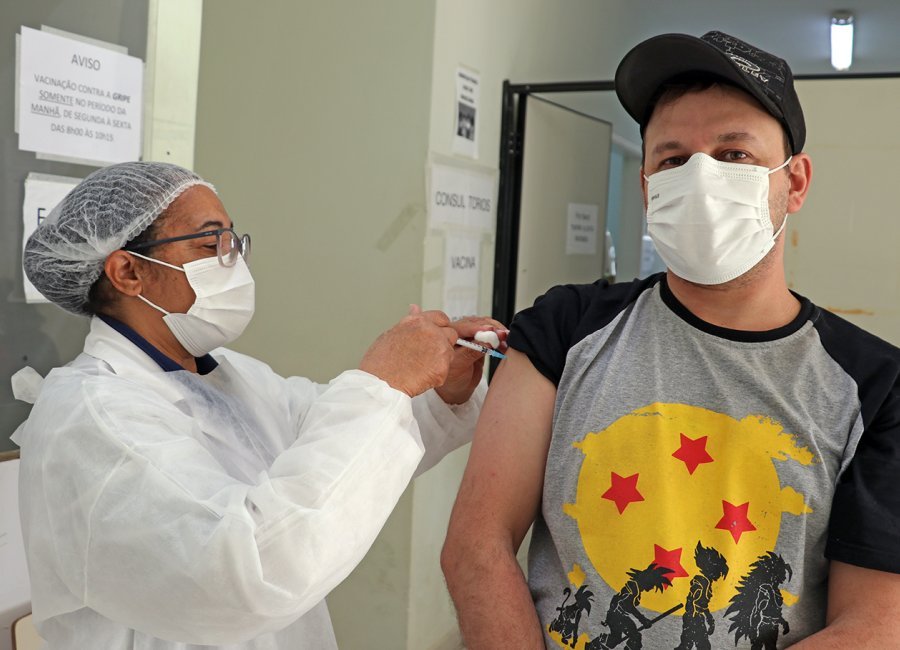 Saúde inicia vacinação livre demanda nas 21 unidades de saúde do município