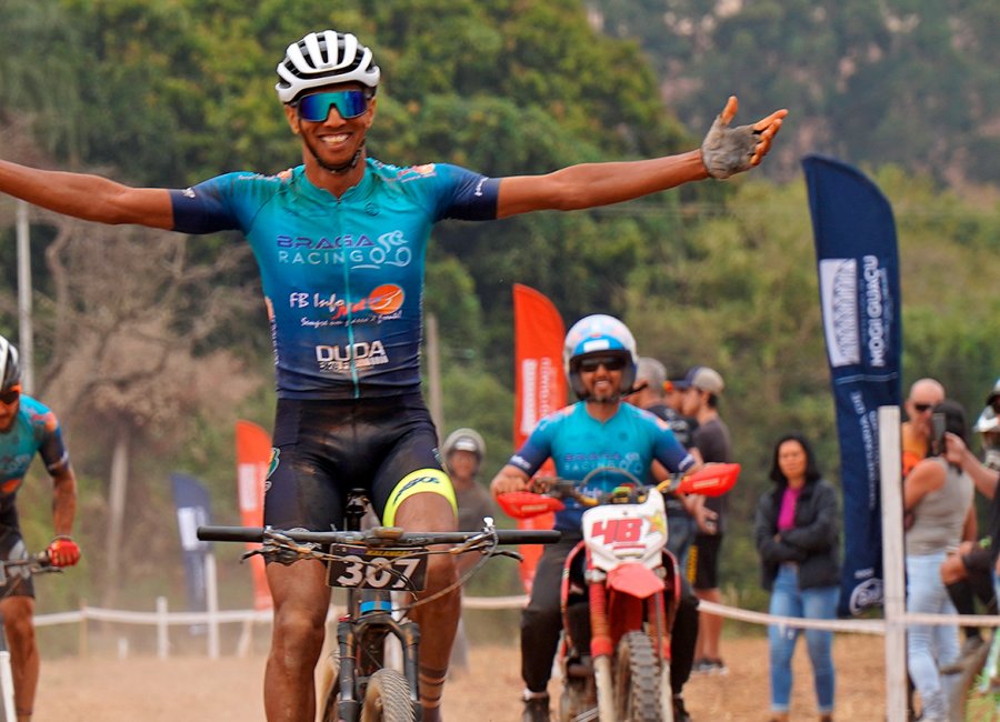 Mais de 400 ciclistas participam da 9ª edição do Roseira Race