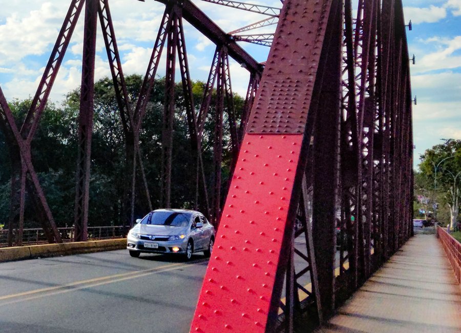 Vermelho vence enquete para nova pintura da Ponte de Ferro da Avenida dos Trabalhadores