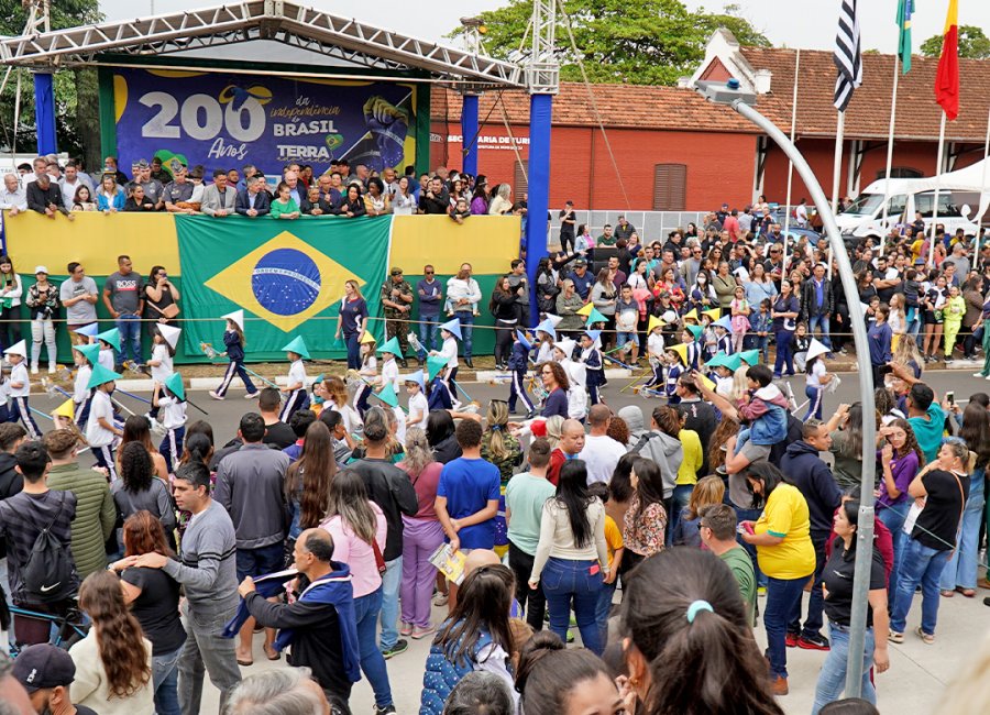 Cerca de 3 mil pessoas prestigiaram o desfile cívico-militar do Bicentenário da Independência do Brasil