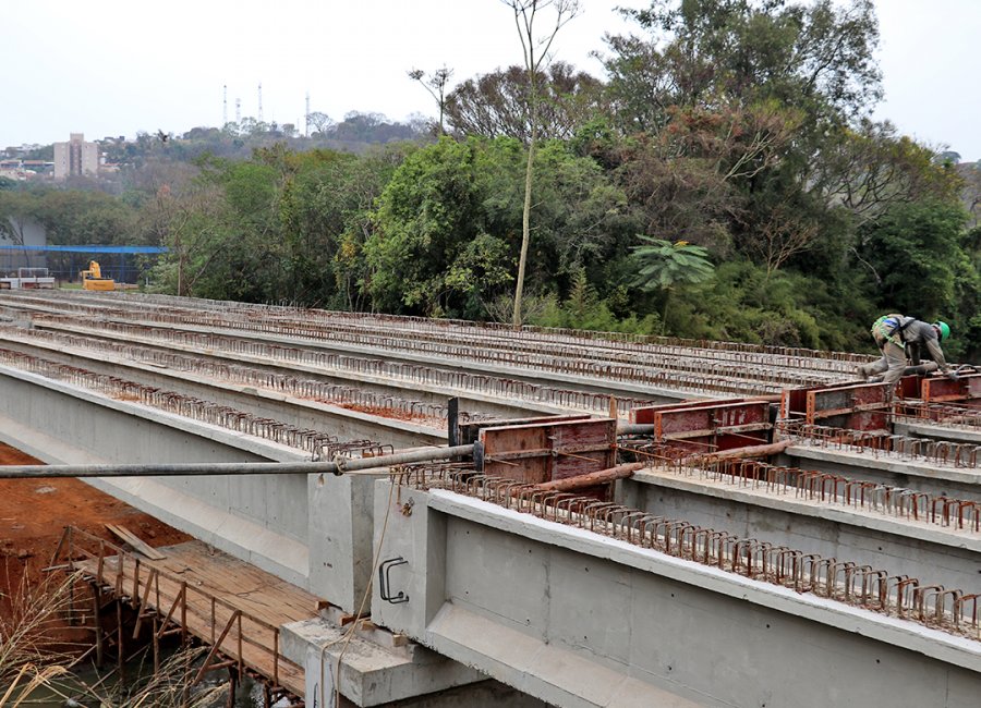 Construtora faz concretagem das transversinas da ponte da Avenida Brasil