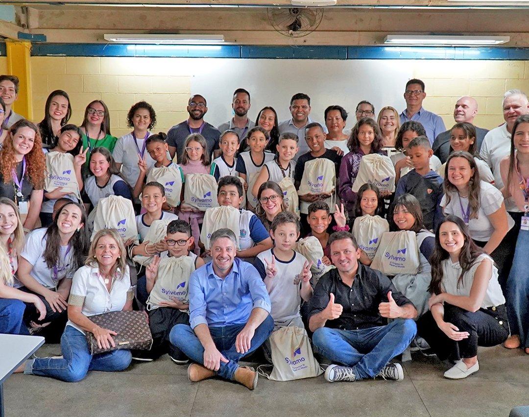 Mais de 1.100 estudantes da rede municipal recebem Kit de material escolar