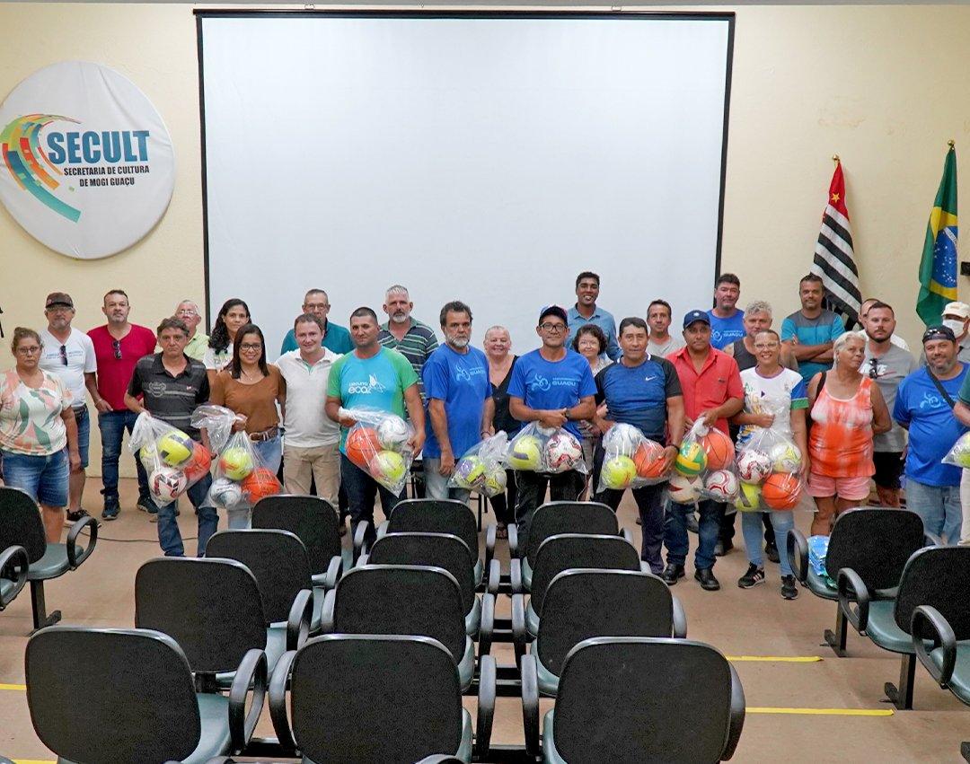 Esporte faz reunião de planejamento para 2023 e entrega de kits de bolas para os centros esportivos