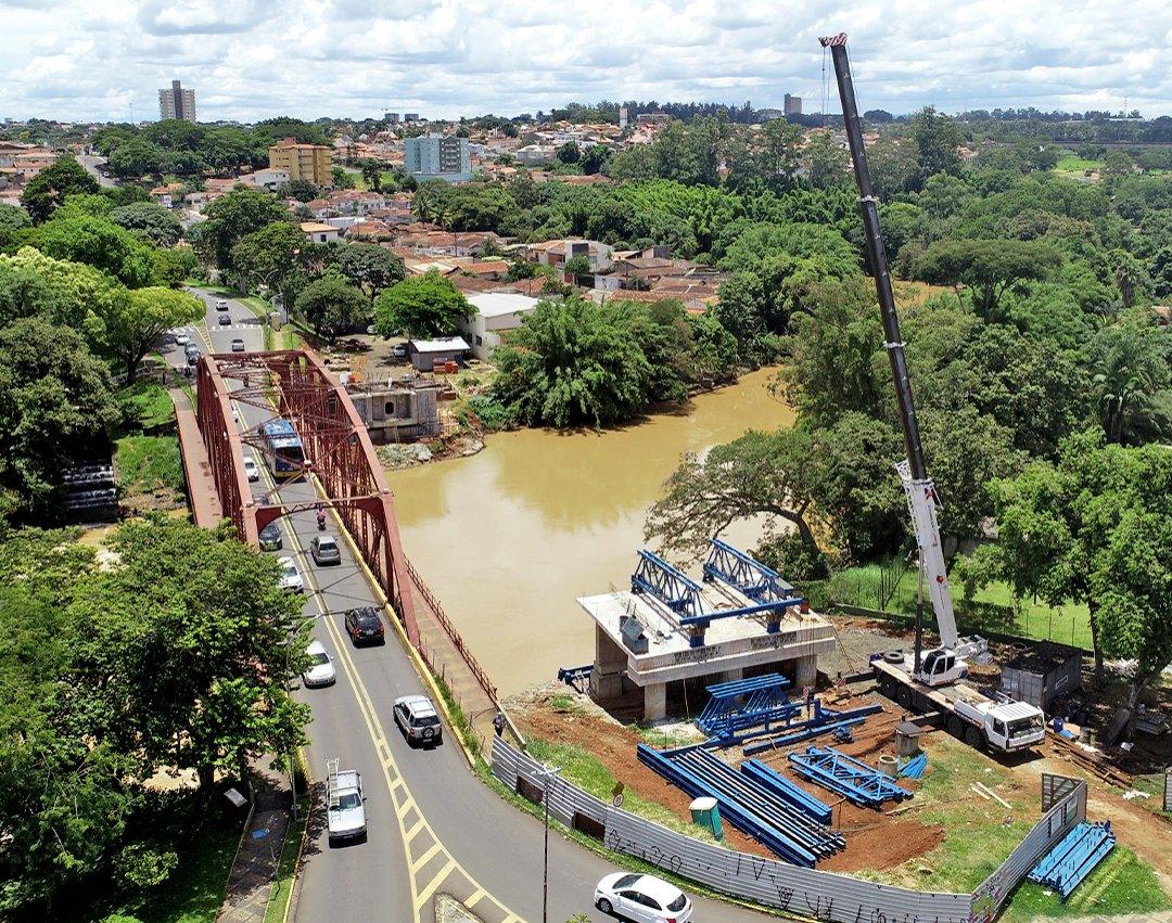 Nova ponte recebe serviços de suporte para execução das formas de concretagem da pista de passeio