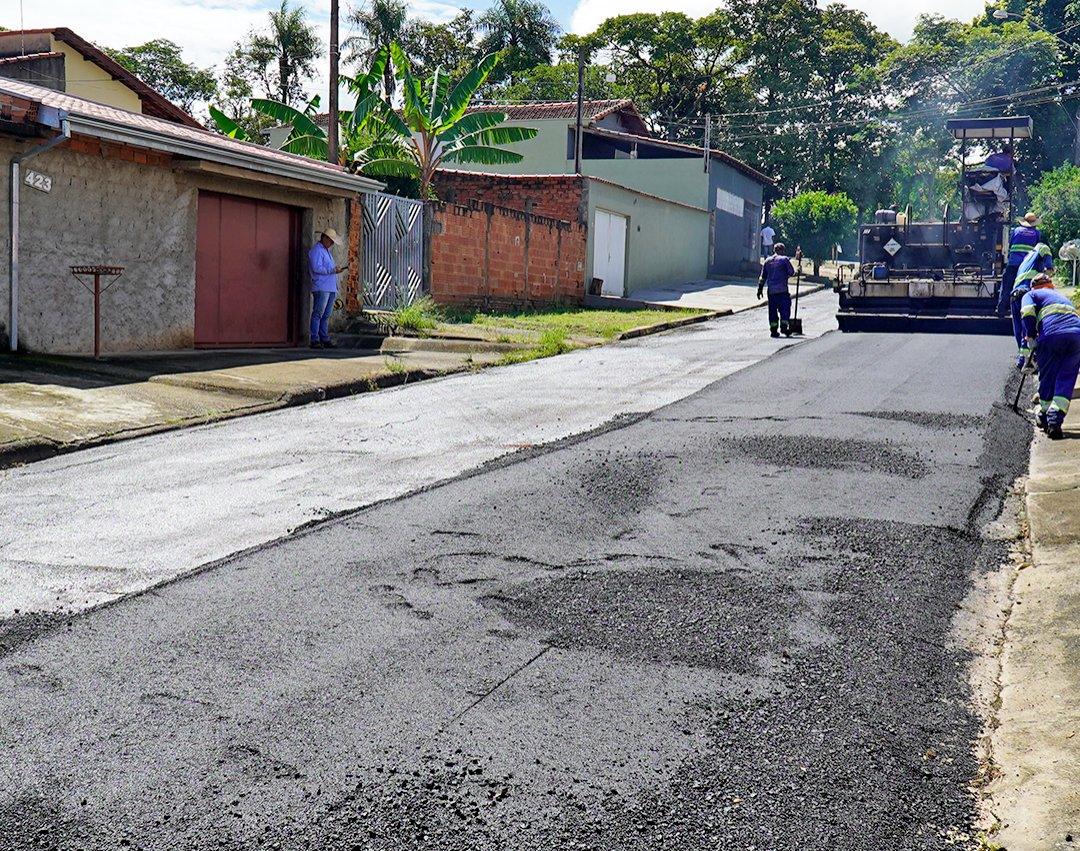 Rua Leontina Batista Bueno Lanzi, no Jardim Bandeirantes, recebe novo asfalto